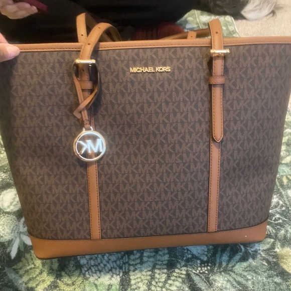 Michael Kors Handbags - Large MK tote EUC